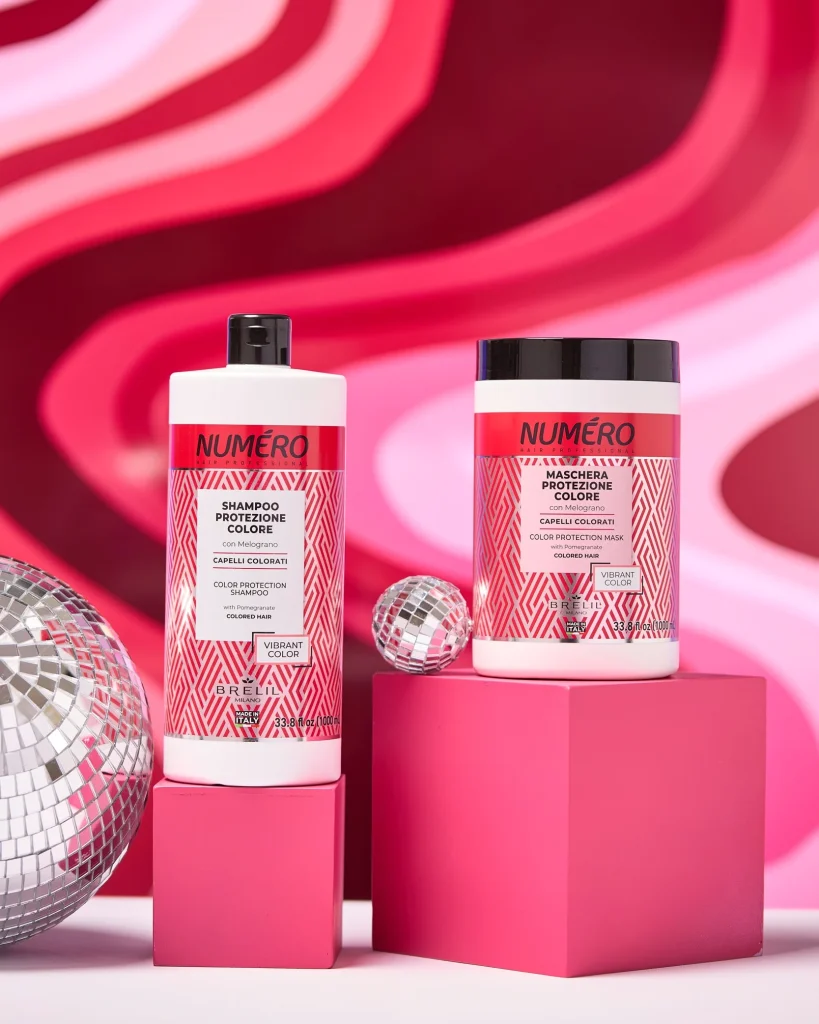Numéro Vibrant Color — szampon i maska ochrony koloru z melogranatem, stylizacja z kulami disco na różowo-czerwonym tle
